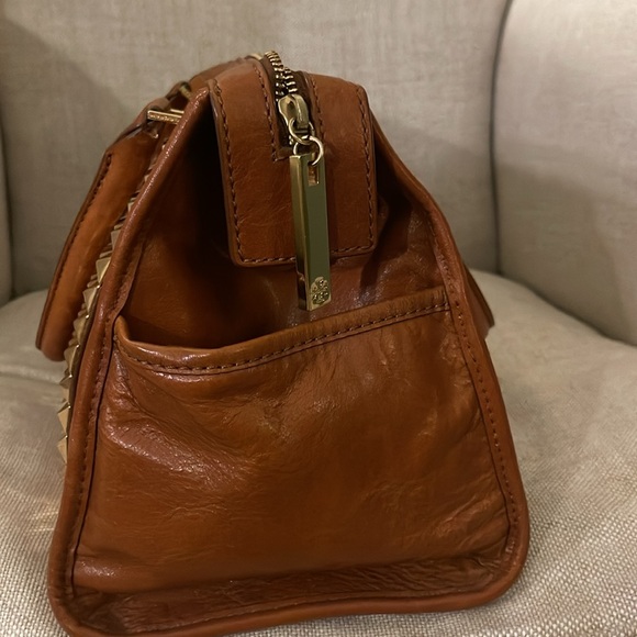STUNNING 🤩 Tory Burch 2 way cognac leather rock stud bag with removable strap. - Picture 7 of 14